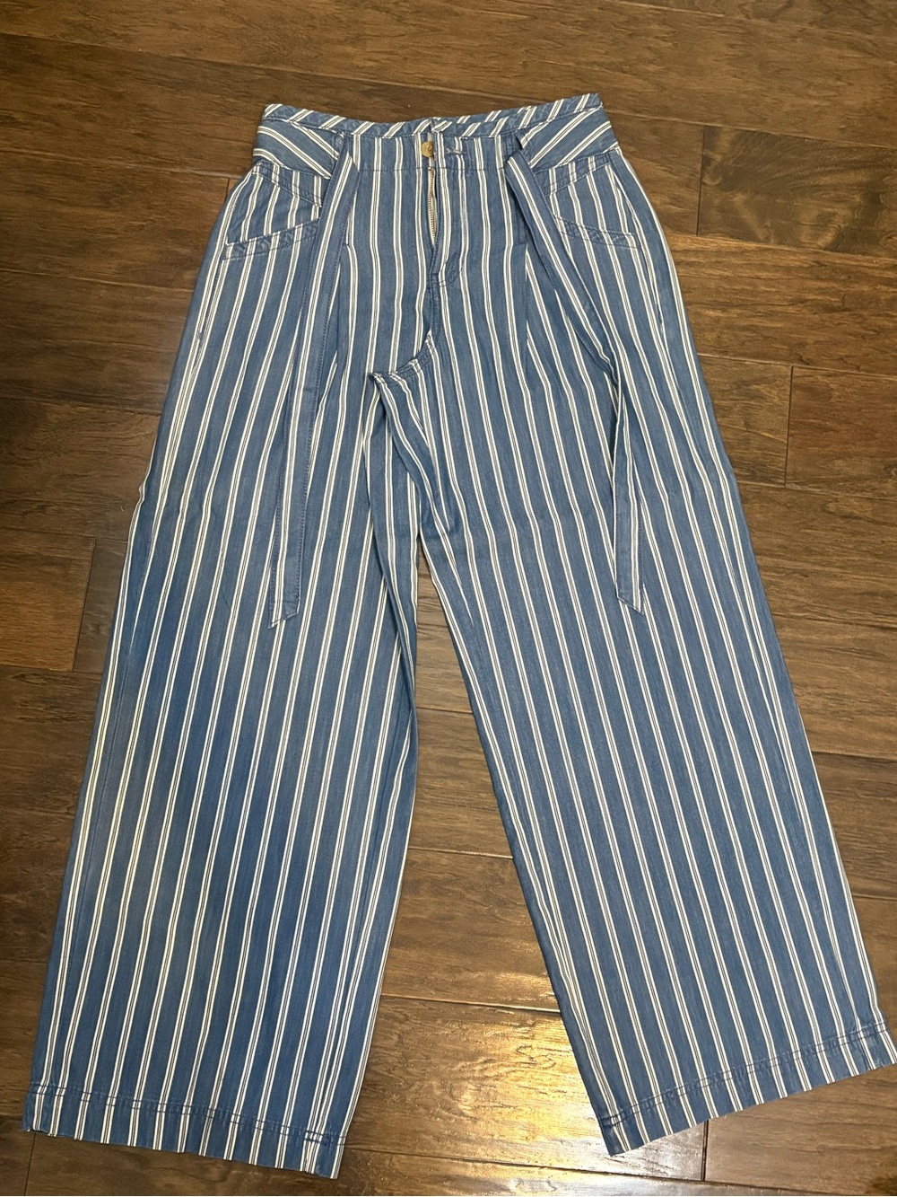 American Eagle - Blue and White Pants